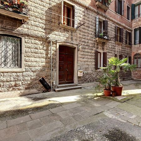 White Flowers With Canal View By Wonderful Italy Venezia Esterno foto