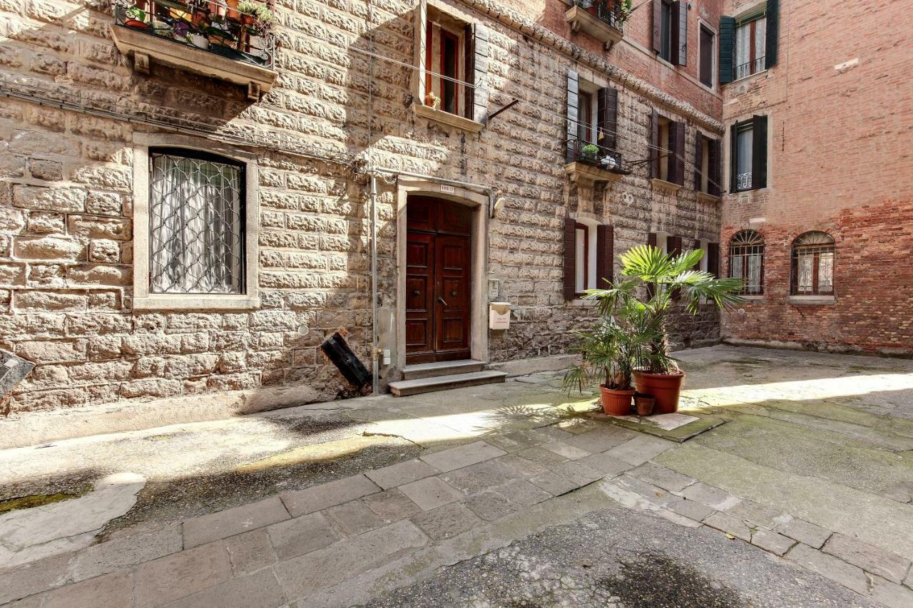 White Flowers With Canal View By Wonderful Italy Venezia Esterno foto